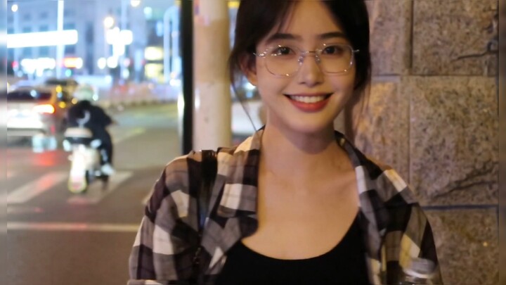 ไม่คิดเลยว่าจะมีคนยิ้มหวานเหมือนดอกไม้จริงๆ