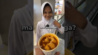 MAKAN TTEOBOKKI DI ESKALATOR ⁉️😳