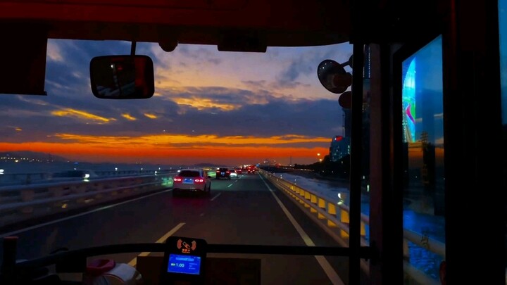 “听说黄昏是浪漫主义者，难怪夕阳会爱上它”