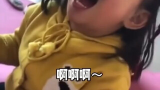 用笑容掩盖悲伤的孩子