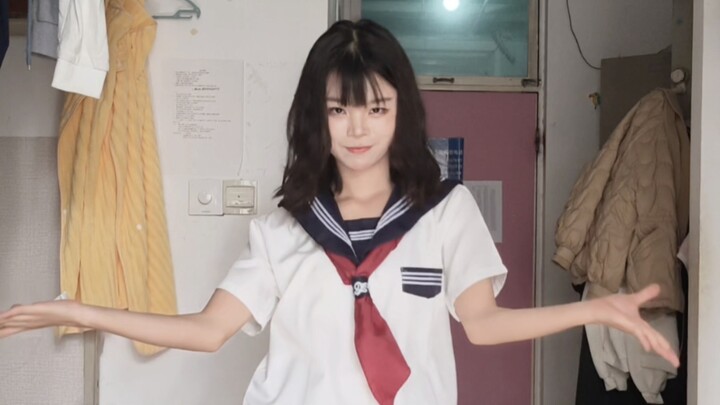 شخص راقٍ يغير ملابسه بنقرة واحدة في السكن الجامعي ويتقن رقصة البطريق