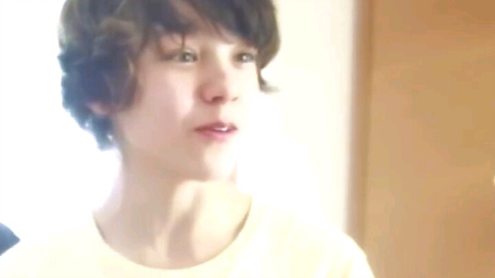 【SEVENTEEN/Bonong】Budi baik roti masa kecil pasti akan dibalas dengan promosi. Bukan karena ponsel d