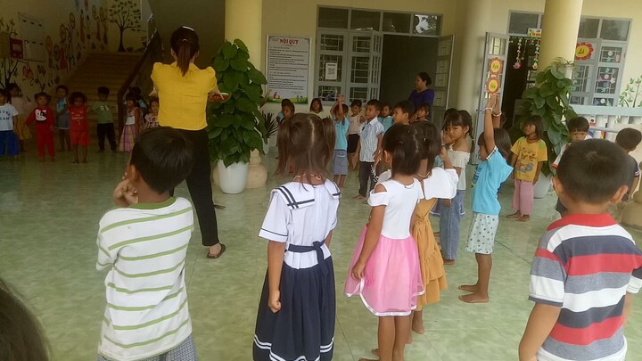 lớp học mẫu giáo tập thể dục