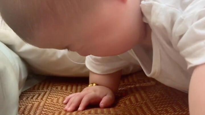 A self-disciplined baby since childhood never forgets to do planks—no matter the situation!