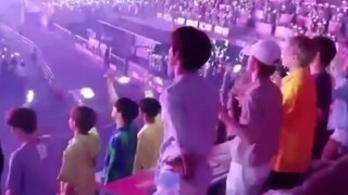 "Em muốn trở thành một NCT không làm các tiền bối xấu hổ." Thực ra, các anh cũng có sự kiêu ngạo của