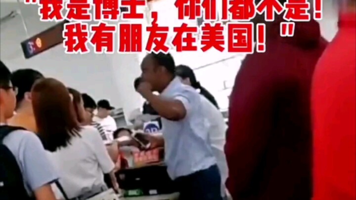 Di tempat pencetakan skripsi sebuah universitas 985 di Sichuan, seorang mahasiswa asing kulit hitam 