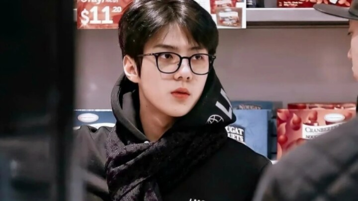 คงเป็นแบบนี้แหละ—เดบิวต์มาสิบปีแล้ว ฉันก็ยังไม่เข้าใจเลยว่าทำไมถึงโดนแบนจนแทบจะหายไปจากวงการ ทั้งยอด