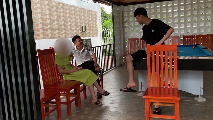 Thọ cùng Tuấn đi nghỉ dưỡng ở một nơi tuyệt đẹp và gặp rất nhiều người quen trong chuyến đi này