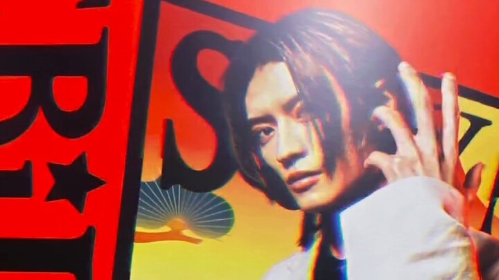 Kazuto thực hiện màn biến hình buffa trên bảng quảng cáo
