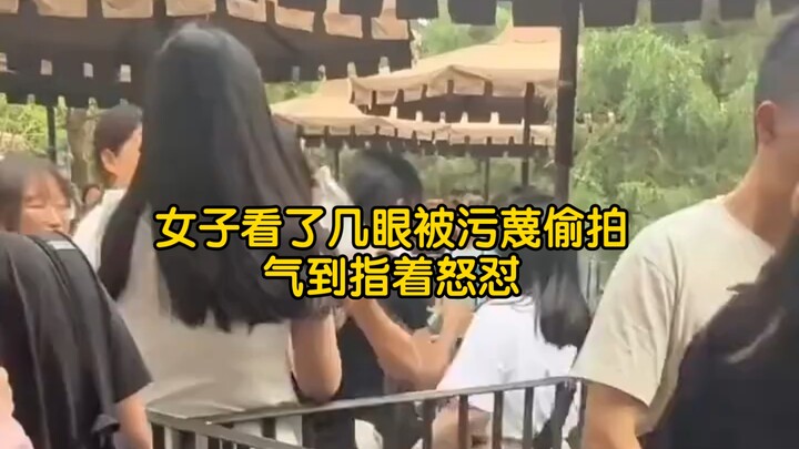 امرأة غضبت بشدة بعد أن اتُّهِمَت زورًا بالتصوير الخفي، وهاجمتها بحدة وهي تشير بإصبعها نحوها!