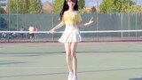 "Shake It"❤Banyak Orang di Lapangan Tenis!