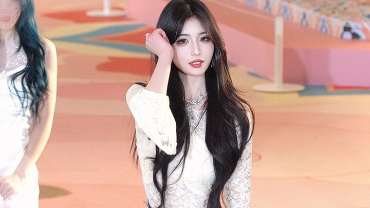 Gương｜Người trong gương dường như không còn là chính tôi nữa