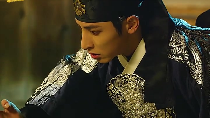 เขาไม่ได้คิดจะฆ่าเธอ ใบหน้าที่ตกตะลึงแสดงให้เห็นว่าเขาไม่รู้ว่าเป็นเธอ นักเขียนกลางคืน อีซูฮยอก คิมโ