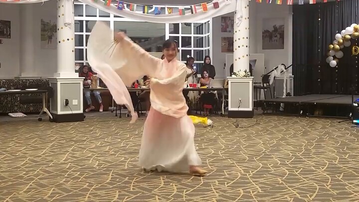 Bola benang super terbakar! Ketika mahasiswa sains menari tarian klasik di pesta kampus Amerika...
