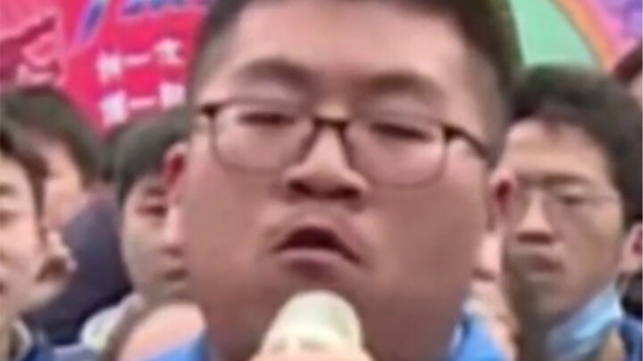 Đại hội tuyên thệ trước kỳ thi đại học, bạn học sinh này đã làm bùng nổ cả hội trường!