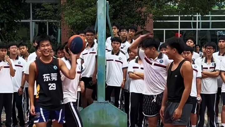 นักเรียนมัธยมปลายสมัยนี้ แค่ไม่ถูกใจก็กระโดด dunk แล้ว