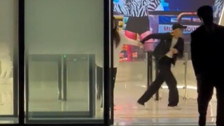 【BABYMONSTER】Chiquita Ahyeon要不要这么黏人 拿个外卖也一起