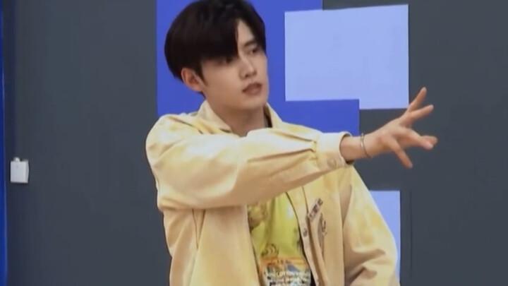 任豪学长给学弟们上舞蹈课，传授跳舞小技巧