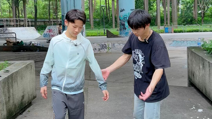 Kenapa ada tiang di tengah jalan? Bagaimana cara melewatinya?