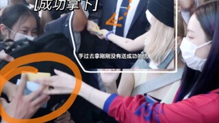 Zhimin, blocked by security and unable to get the letter, was immediately helped by Ningning who gra