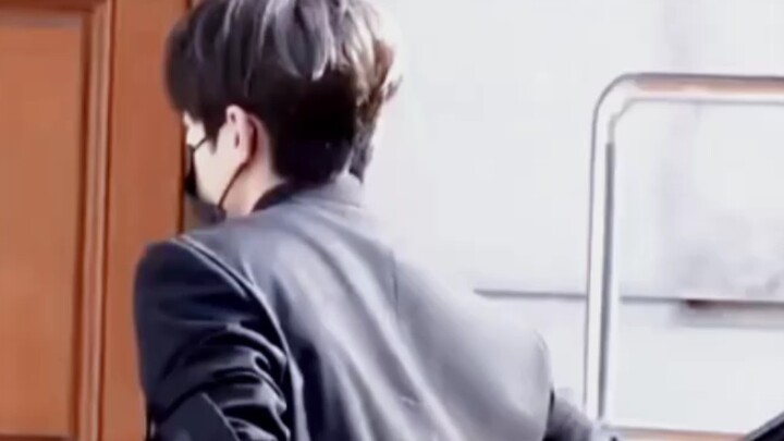 Aku bisa menonton Wonwoo berjalan seharian penuh.