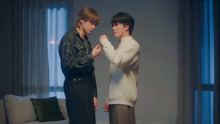 Jin xác nhận lại lần nữa rồi ấn tay xuống và hôn anh một cách mạnh mẽ. Thật tuyệt vời! !