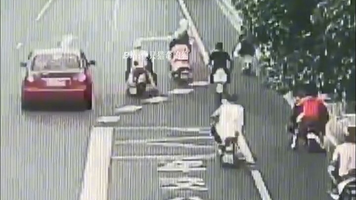 Female driver mistook the accelerator for the brake, crashing into four electric bikes and causing 1