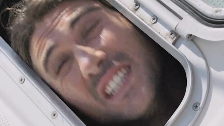 كاد يفقد حياته فحسب لأنه تبول على اليخت!