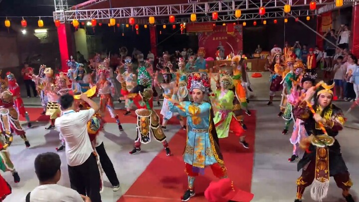 Tarian pembuka Yingge yang memerankan pahlawan Liangshan sungguh memukau, datanglah dan nikmatilah!