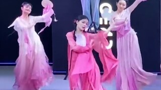 The Dajis are here! "Light Rain" Fan Dance