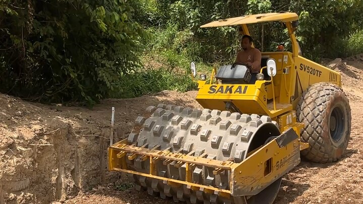 SAKAI SV520TF Sheep's Foot Roller in Action
