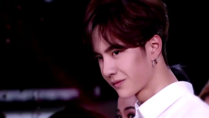 [Genius Boy (IV)] Ada cahaya di matamu, Yibo yang keren dan tampan - dicintai oleh para saudara, sem