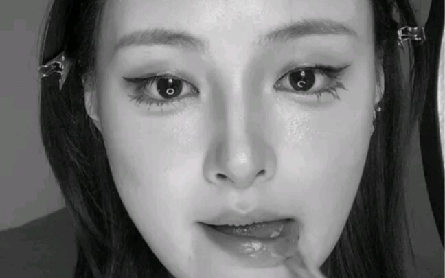 ชาเลนจ์เมคอัพกล่องสุ่มสี! นักเรียนศิลปะตาบอดสีก็แต่งหน้าได้!?