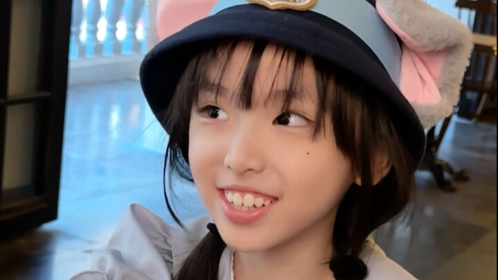 The culprit who “kidnapped” cute sister is at the very end of the video (◐‿◑)