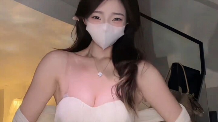 Gaun putih kecil seri putih