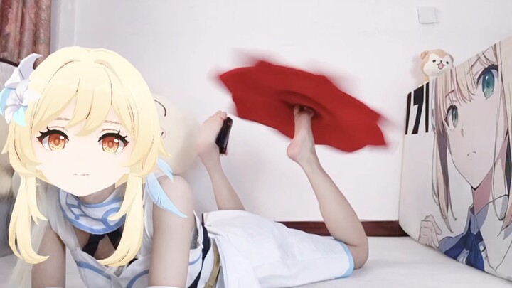 Huỳnh Muội dùng chân xoay khăn quàng cho mọi người xem