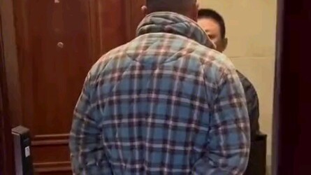 Pria ditampar di depan rumahnya saat berdiskusi dengan pihak pengelola perumahan