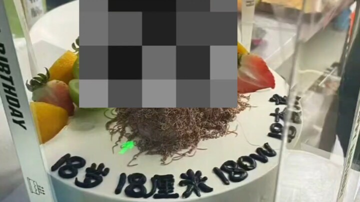 Năm nay vừa tròn 18 tuổi! Nhanh tay tag ngay người bạn thân nhất của bạn nào! Mua hẳn một chiếc bánh