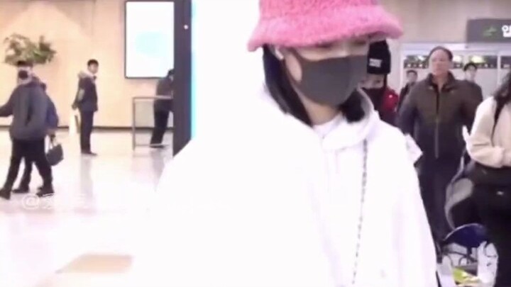 سونغ تشيان تعرّفت على متابعة كورية في المحطة؛ هكذا لقاء متبادل يستحق العناء: "أنتِ جئتِ إلى بلدي، وأ