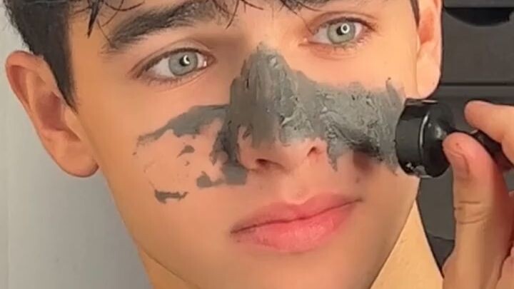 Love his Gray eyes😍😍🥰🥰🥰😘😘🤭🤭