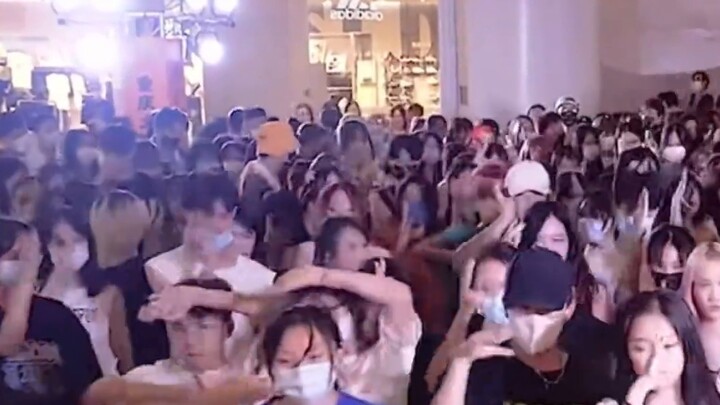 The most crowded random dance in history | Eleven virtues of dancing together [kpop | Korean dance |