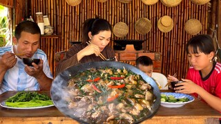 Anh làm 4 con gà tre um lá gừng món này lạ miệng mà ngon quá anh ơi