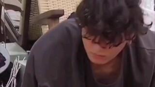 [Jeon Jungkook] Even curly hair is so sexy you can't take your eyes off it