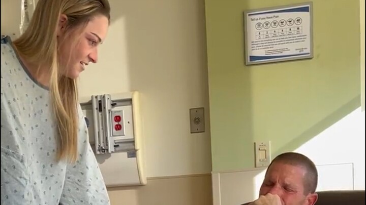 Ngay khoảnh khắc con gái bước vào, người cha nhìn thấy con trong bộ quần áo bệnh nhân, đang truyền d