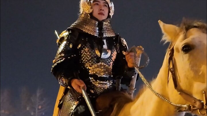 Đây mới là phong cách cổ trang mà các chàng trai yêu thích: ngựa trắng, thương bạc, giáp bạc sáng ng