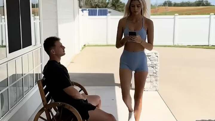 Saat kamu lewat, canggungnya bikin kamu harus asal-asalan ngetik di ponsel