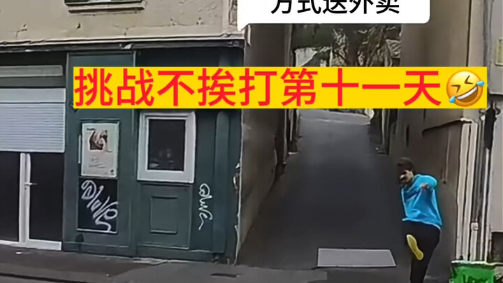 Apa jadinya kalau mengantar makanan pakai cara tendangan penalti? - Tantangan Tak Kena Pukul Hari Ke