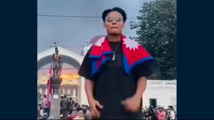 Viral di media sosial sekelompok Gen Z Nepal berjoget Pacu Jalur di depan gedung DPR yang tengah ter