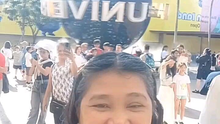 ferst time in Singapore universal studio🙏💞🤣thanks god