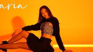 Maria's beautiful sexy short skirt dance is too knee-wrenching